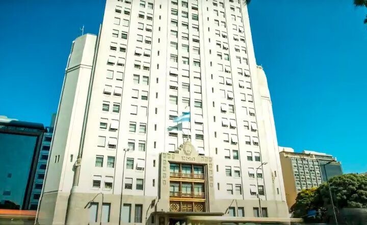 Salud recorta 1.400 contratos por irregularidades